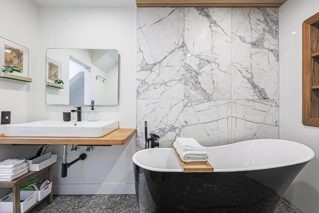 een badkamer met een bad en een wastafel bij Downtown Toronto Relaxing Retreat in Toronto
