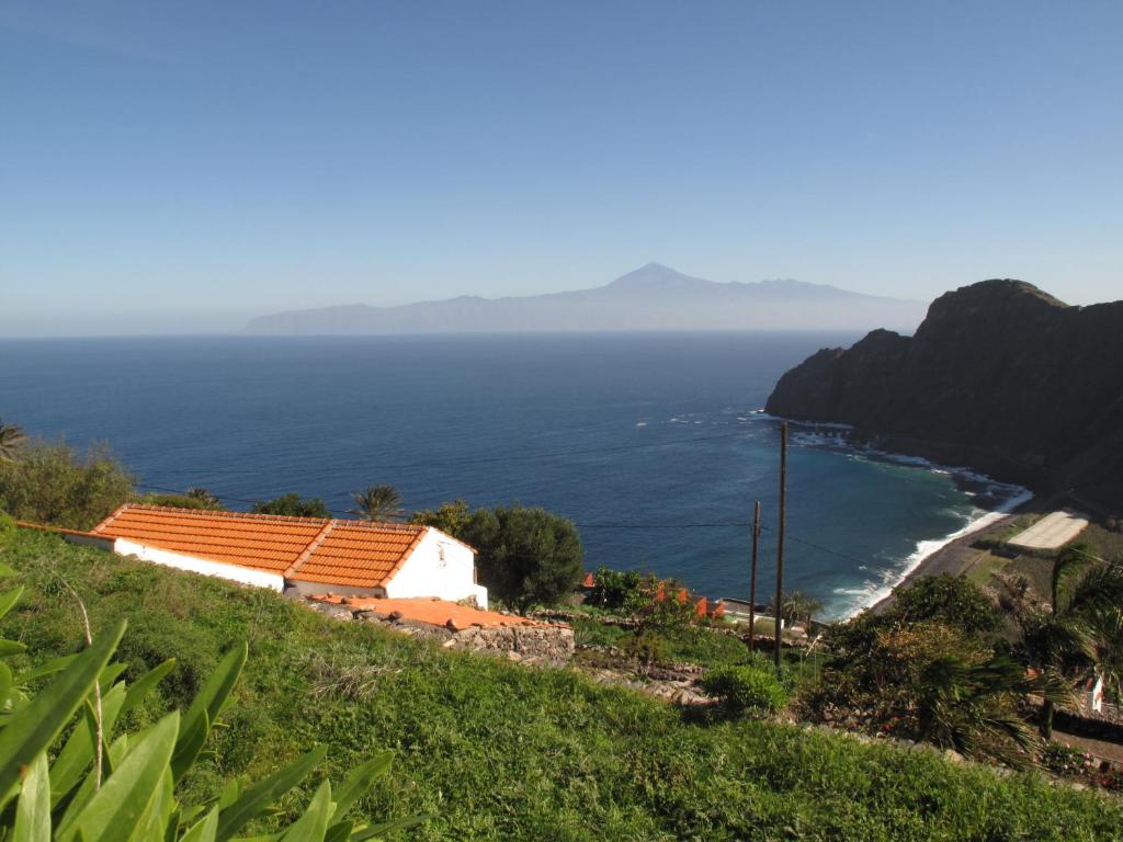 una casa en una colina junto al océano en Casa Rural El Tabaibal, en Hermigua