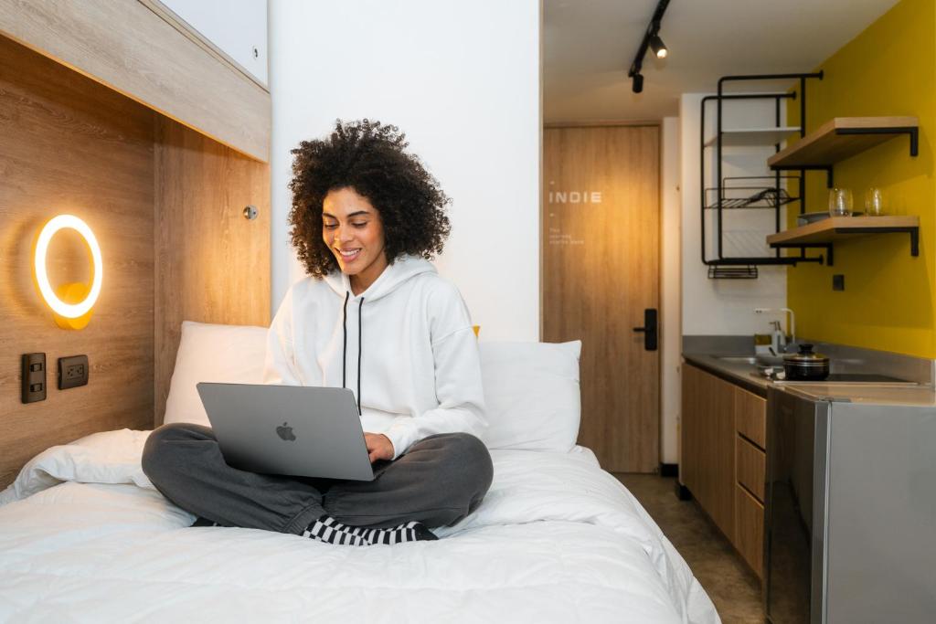 Postel nebo postele na pokoji v ubytování Indie Universe Creative Hotel