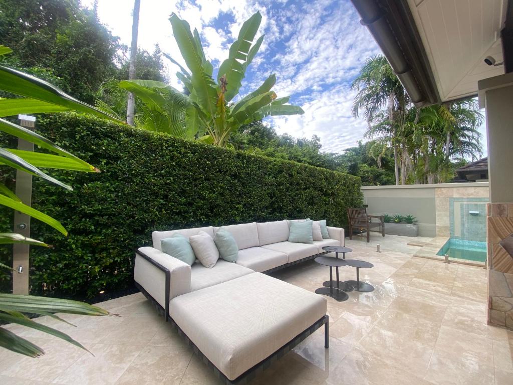 Posezení v ubytování AQUA Beachfront Villa Port Douglas