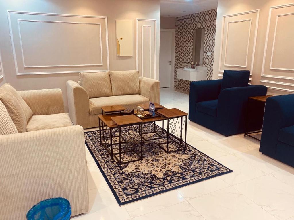 Sala de estar con sofás y mesa de centro en جودة الحياة en Al Kharj