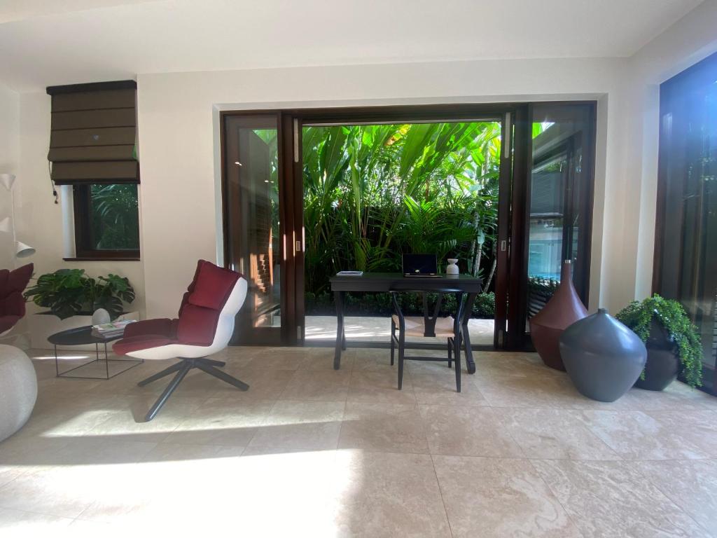Posezení v ubytování AQUA Beachfront Villa Port Douglas