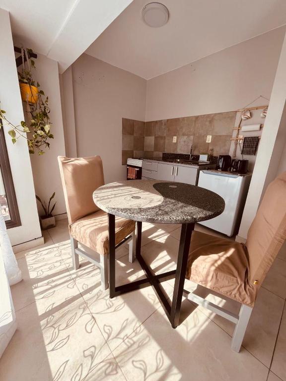 cocina con mesa y sillas en una habitación en Alojamiento Céntrico en Posadas