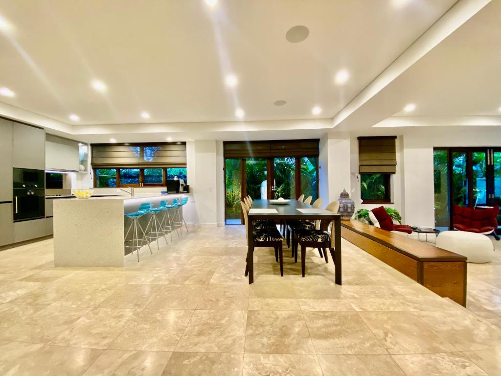 Kuchyň nebo kuchyňský kout v ubytování AQUA Beachfront Villa Port Douglas