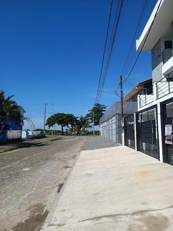 uma rua vazia em frente a um edifício em Residencial Mar Azul-suíte 12 em Pontal do Paraná