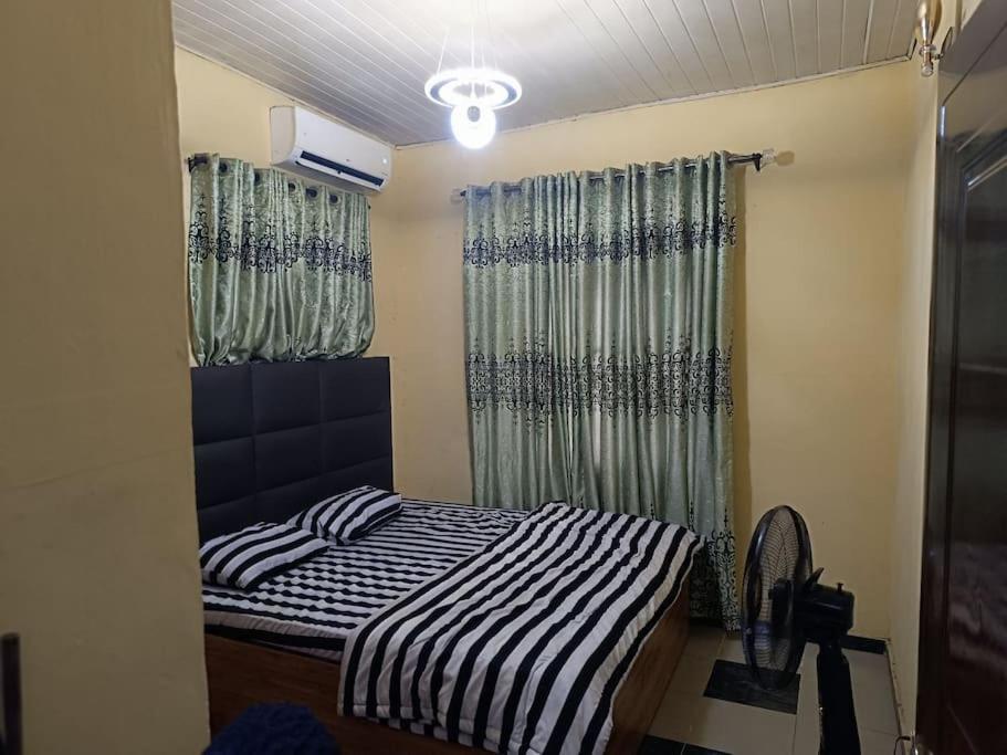 Postel nebo postele na pokoji v ubytování Flat In Asaba Airport