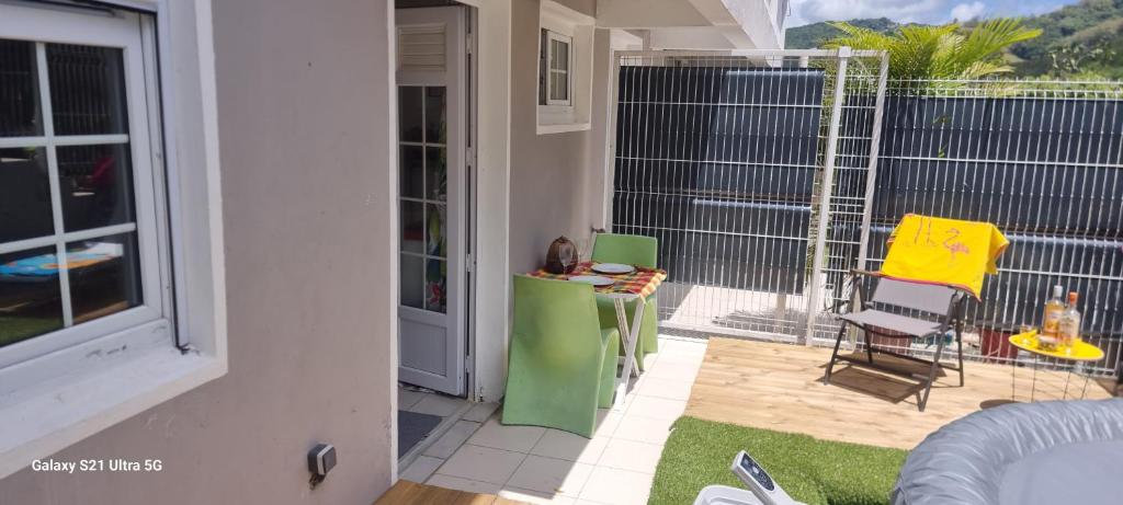 Balkón nebo terasa v ubytování CHEZ COCO appartement BALISIER