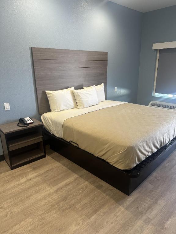 Letto o letti in una camera di M&M Inn and Suites