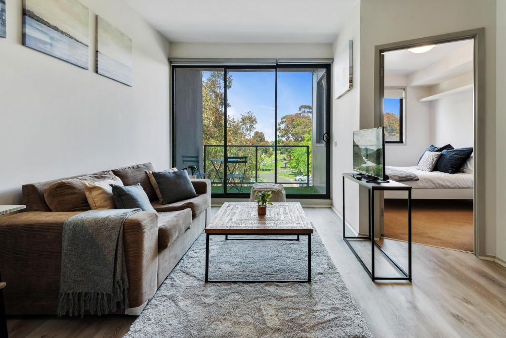 een woonkamer met een bank en een tafel bij Convenient Kensington living Great Location in Melbourne
