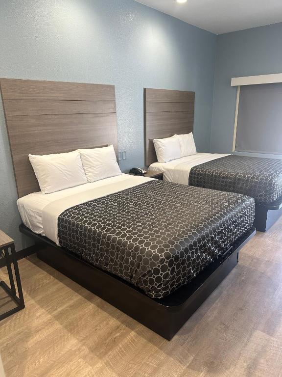 Letto o letti in una camera di M&M Inn and Suites