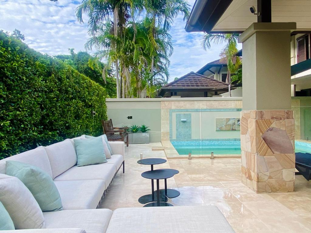 Bazén v ubytování AQUA Beachfront Villa Port Douglas nebo v jeho okolí