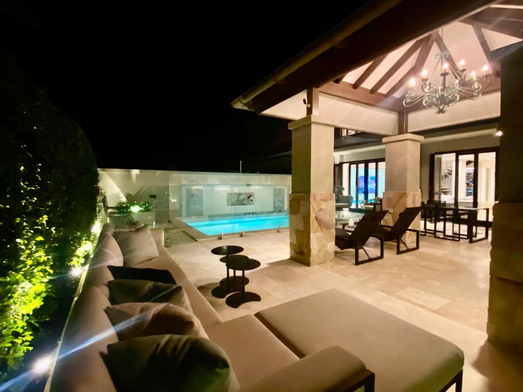 Bazén v ubytování AQUA Beachfront Villa Port Douglas nebo v jeho okolí