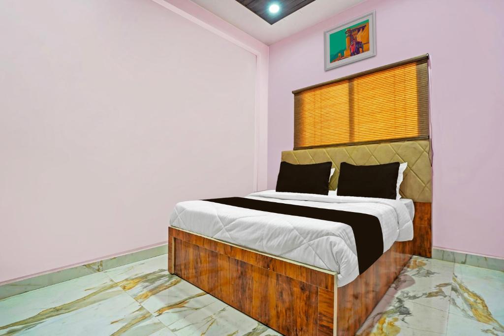 Een bed of bedden in een kamer bij OYO The Orchid Hotel