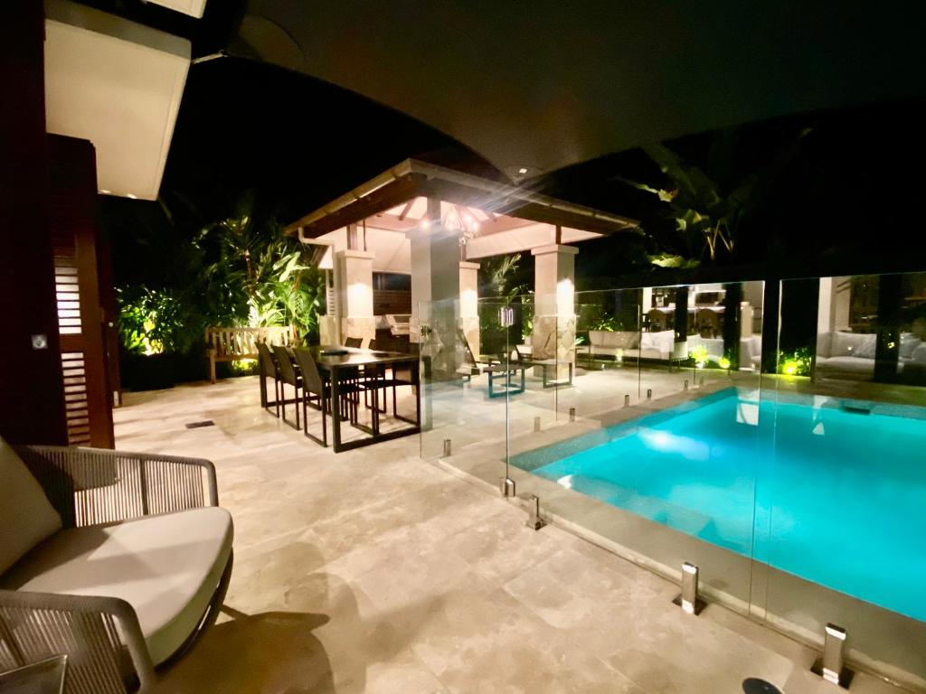 Bazén v ubytování AQUA Beachfront Villa Port Douglas nebo v jeho okolí
