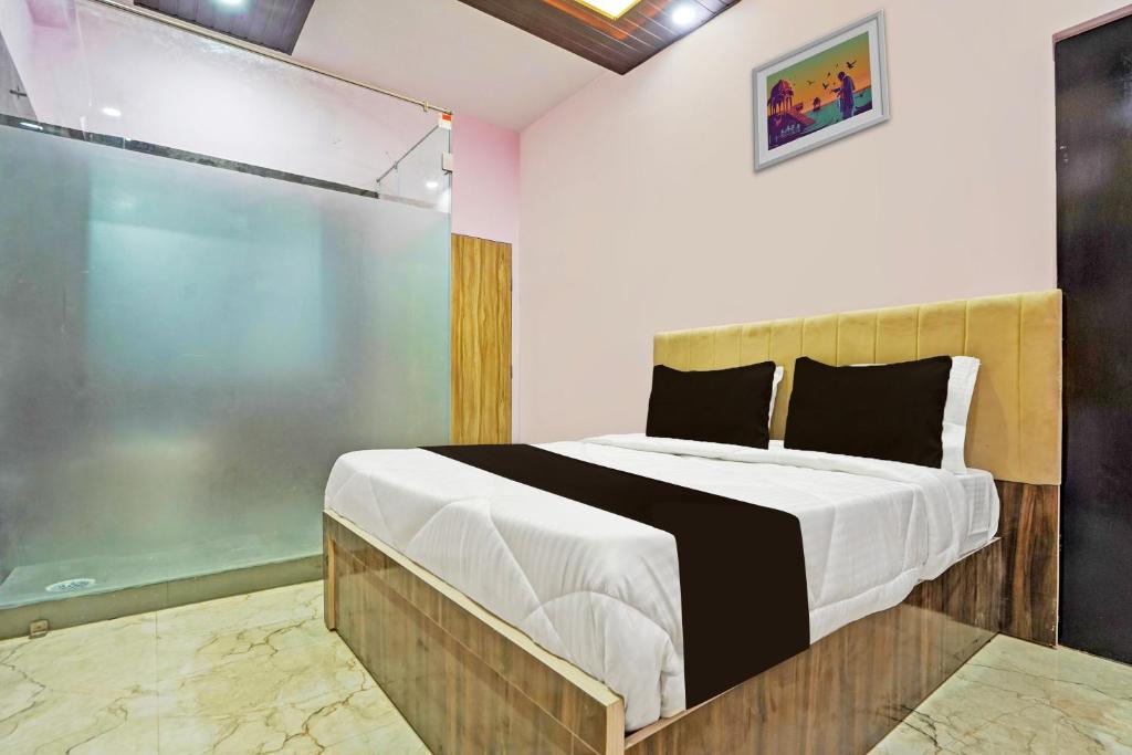 1 dormitorio con 1 cama en una habitación en OYO The Orchid Hotel, en Nagpur