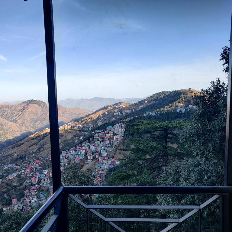 Nespecifikovaný výhled na hory nebo výhled na hory při pohledu z hotelu