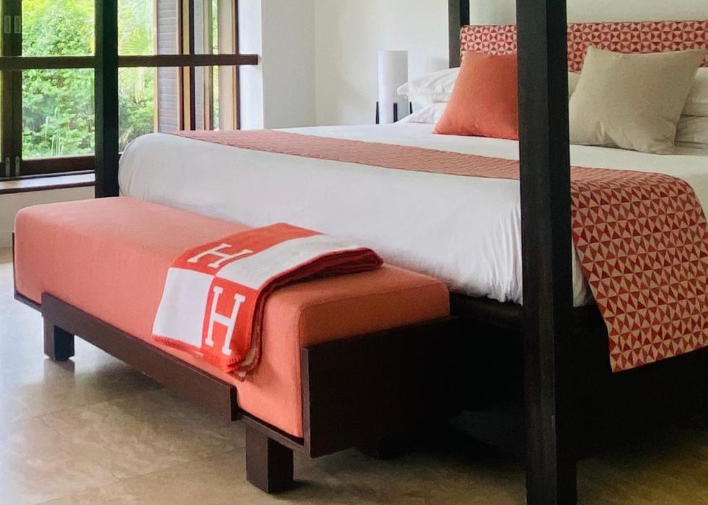 Postel nebo postele na pokoji v ubytování AQUA Beachfront Villa Port Douglas