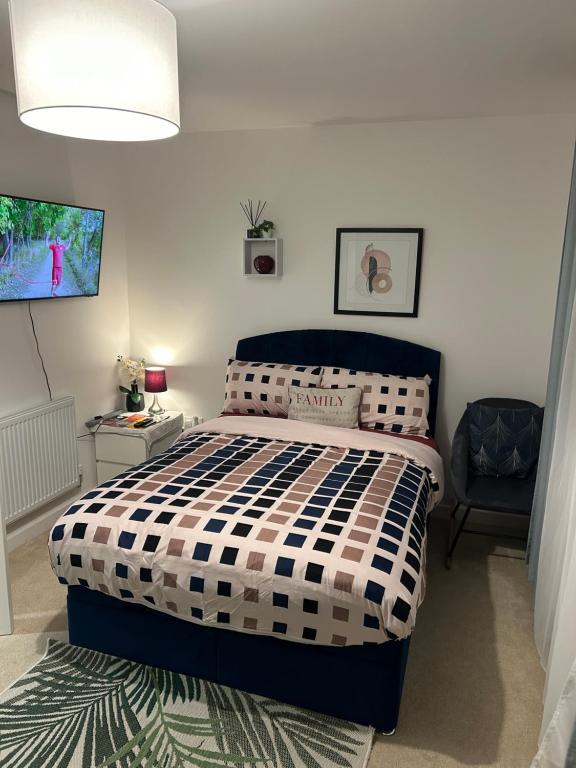 Rúm í herbergi á Cosy private double room & sofa-bed room in vibrant Hatfield neighbourhood