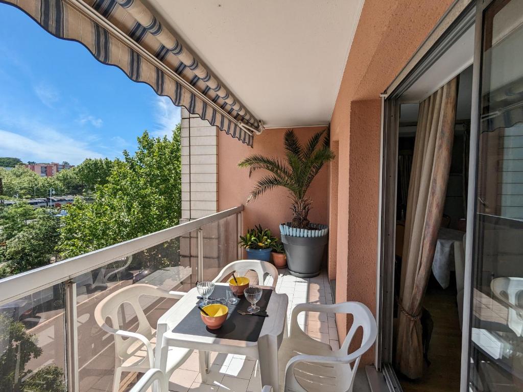un balcon avec une table et des chaises sur un balcon dans l'établissement Lumineux T3 avec Balcons et Parking - Centre Arcachon, Résidence Magellan, Proche Plage & Commerces - FR-1-420-149, à Arcachon