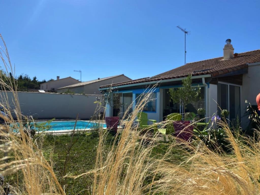 une maison avec une piscine dans la cour dans l'établissement Maison avec piscine privée, près de la plage, à Longeville-sur-Mer - FR-1-336-157, à Longeville-sur-Mer