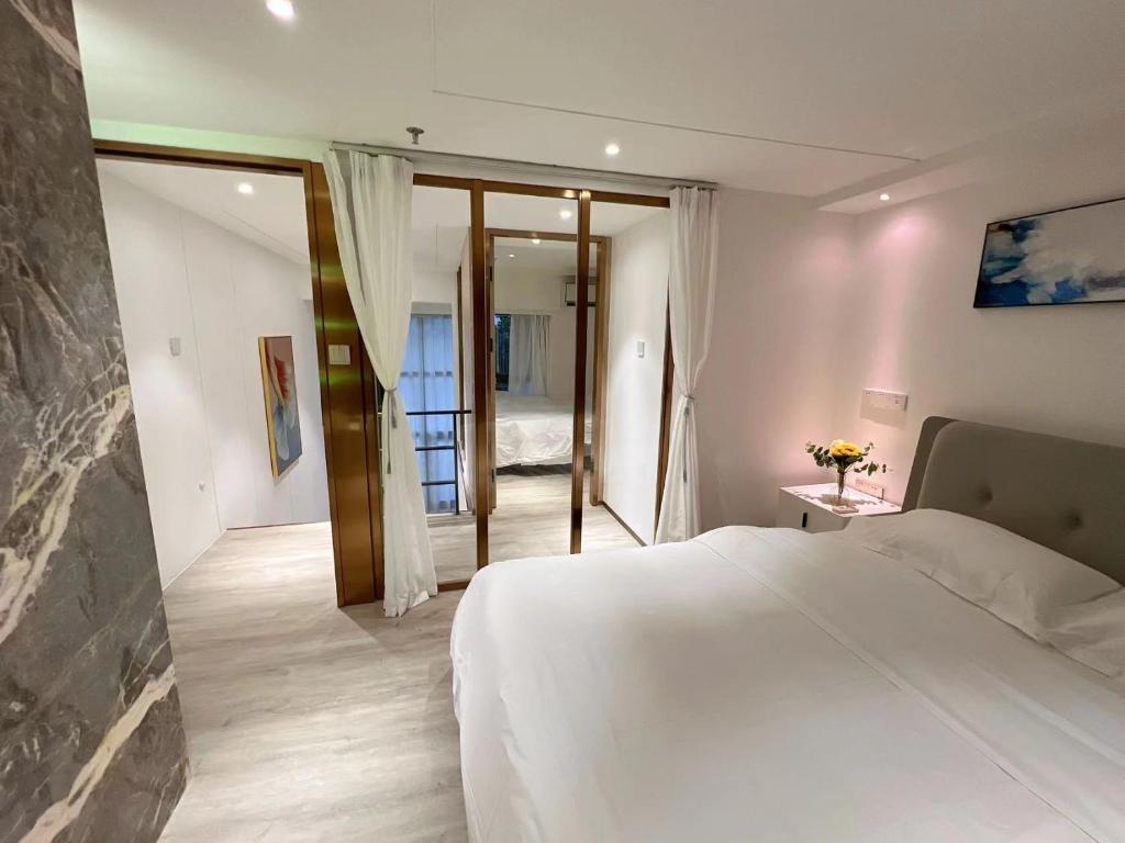 Postel nebo postele na pokoji v ubytování Zhongshan Perth Hotel Apartment - Shiqi Wanxianghui Branch