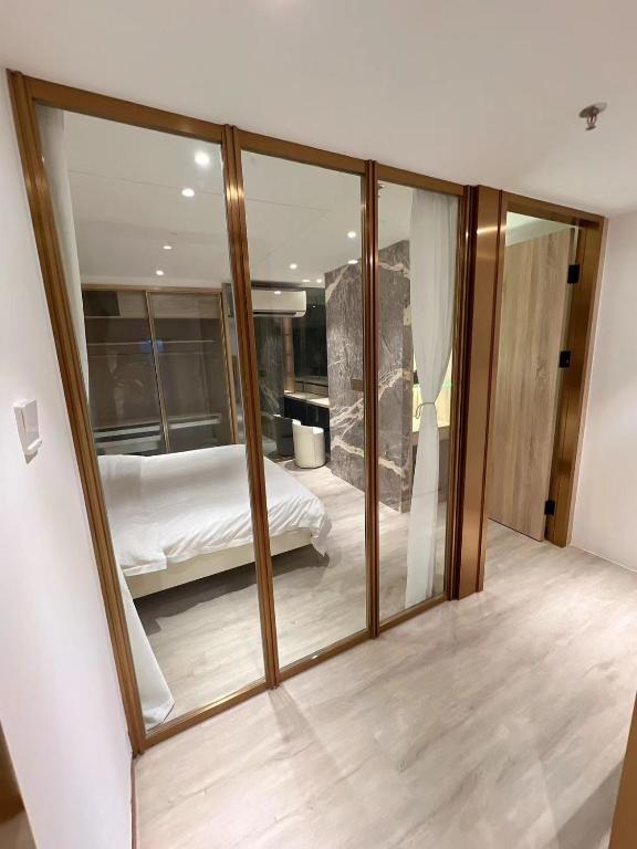 Postel nebo postele na pokoji v ubytování Zhongshan Perth Hotel Apartment - Shiqi Wanxianghui Branch