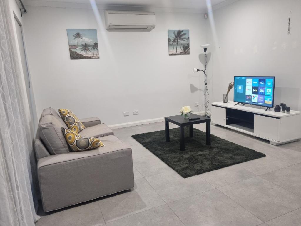 Μια τηλεόραση ή/και κέντρο ψυχαγωγίας στο Cozy and Comfy Homestay Rooms
