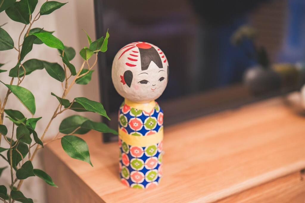 a small figurine of a cat on a table at New! Kamata close Haneda AP - Traditional & Hot Spring in Tokyo