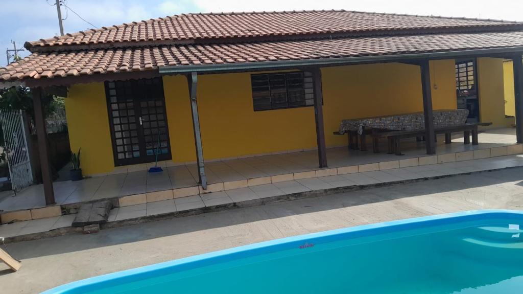 a yellow house with a pool in front of it at Casa DIMAS in São Pedro