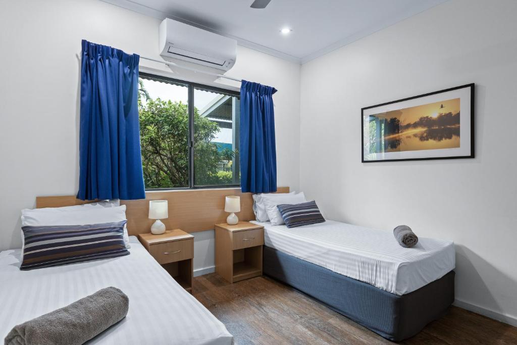 Un pat sau paturi într-o cameră la Cable Beach Apartments