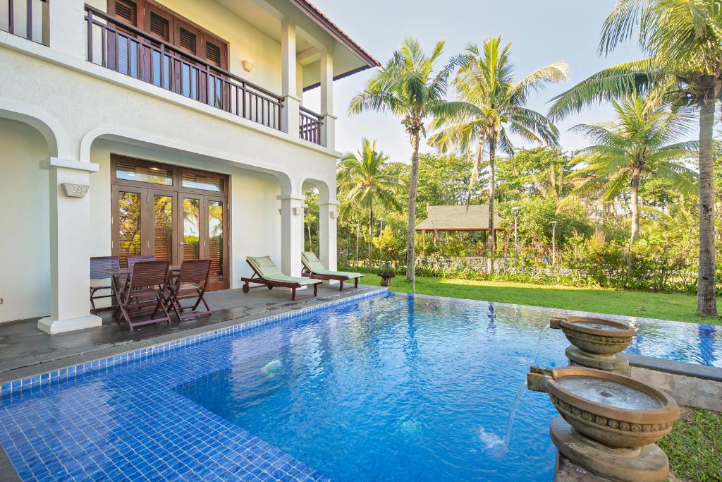 Bazén v ubytování Da Nang Beach Villa Resort nebo v jeho okolí