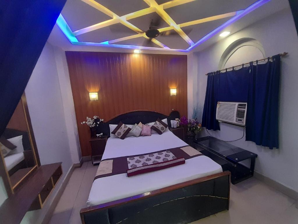 um quarto com uma cama e uma ventoinha de tecto em Sawpanlok Residency 'A Couple Friendly Hotel' em Muzaffarpur