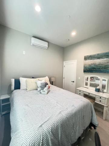 1 dormitorio con 1 cama, 1 mesa y 1 pintura en Van Nuys Luxury, near to Universal Studios, and Hollywood en Los Ángeles