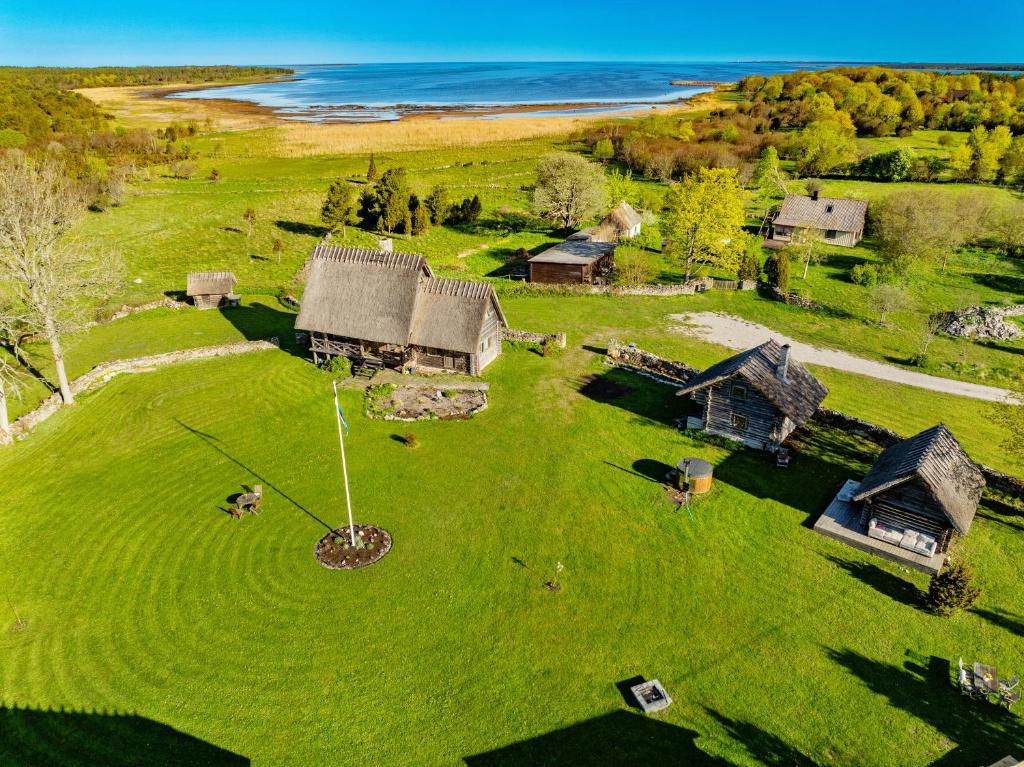 Fotografie z fotogalerie ubytování Log house with a sauna and hot tub in Atla! v destinaci Atla