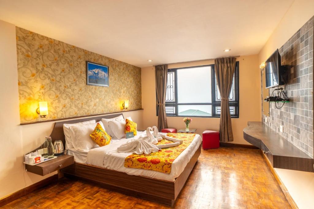 een hotelkamer met een bed in een kamer bij Muscatel Fairmont – 100 Mts from Mall Road in Darjeeling