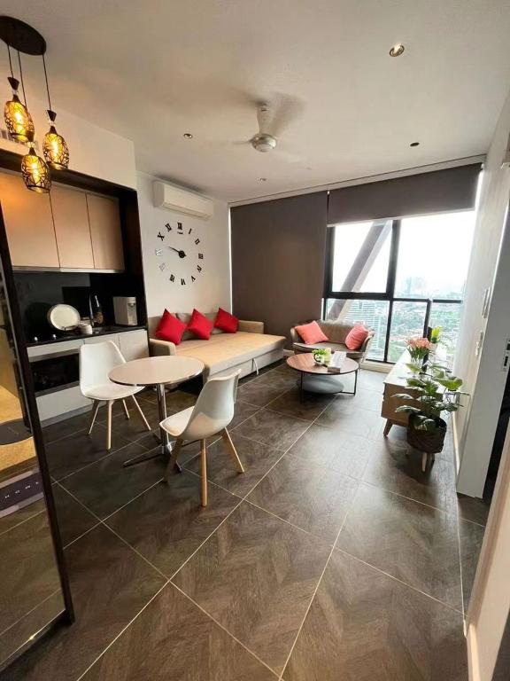 a large living room with a table and a kitchen at Borderless Swimming Pool - Invincible Twin Towers View - Free WiFi in Kampong Gombak Utara
