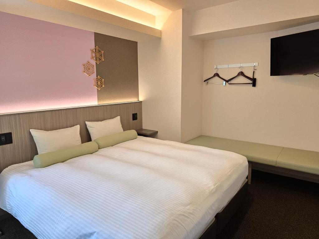 Postel nebo postele na pokoji v ubytování Hotel Japanesque Kyoto Station ZEQUU
