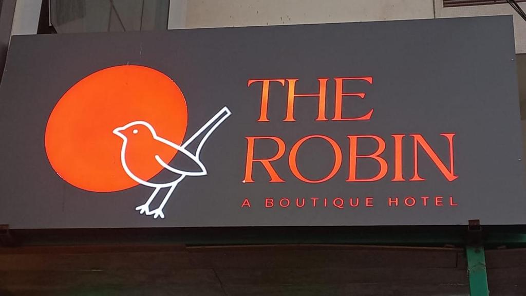 un panneau indiquant le robin d'un hôtel de caractère dans l'établissement The Robin- A Boutique Hotel, à Jaipur