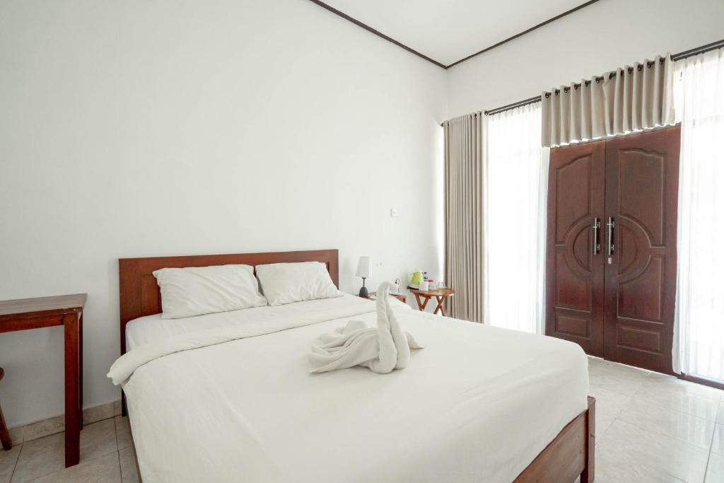 Postel nebo postele na pokoji v ubytování Brisk Homestay Uluwatu RedPartner