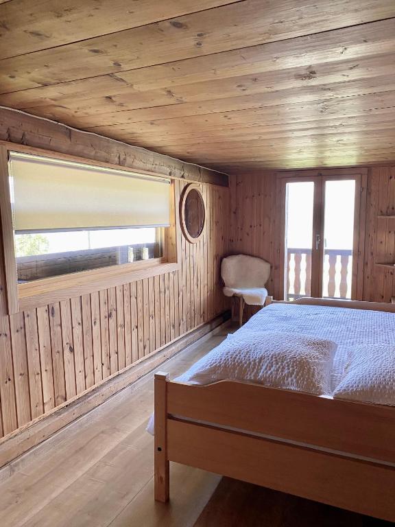 Voodi või voodid majutusasutuse Eco Lodge with Jacuzzi and View in the Swiss Alps toas