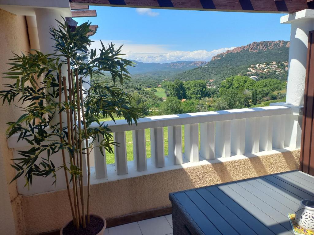 un balcon avec vue sur les montagnes dans l'établissement Cap esterel Agay studio, à Saint-Raphaël