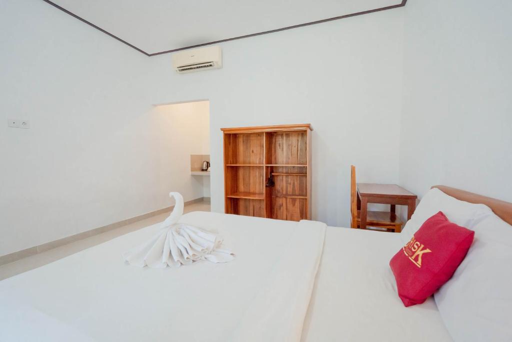 Postel nebo postele na pokoji v ubytování Brisk Homestay Uluwatu RedPartner