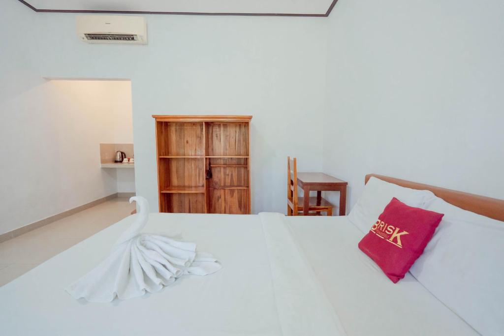Postel nebo postele na pokoji v ubytování Brisk Homestay Uluwatu RedPartner