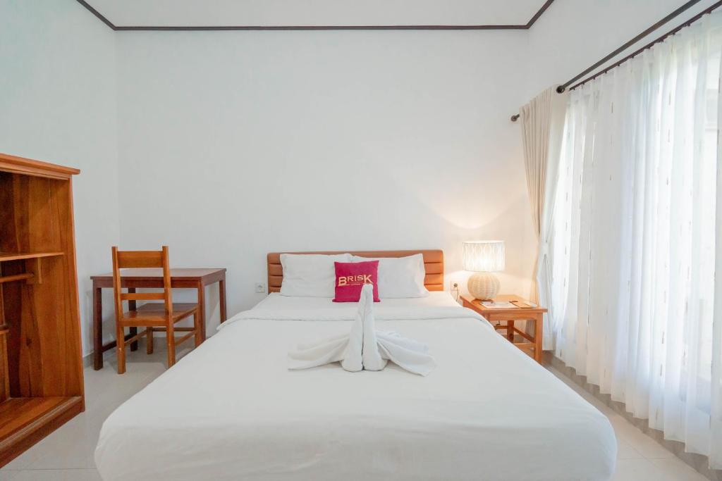 Postel nebo postele na pokoji v ubytování Brisk Homestay Uluwatu RedPartner