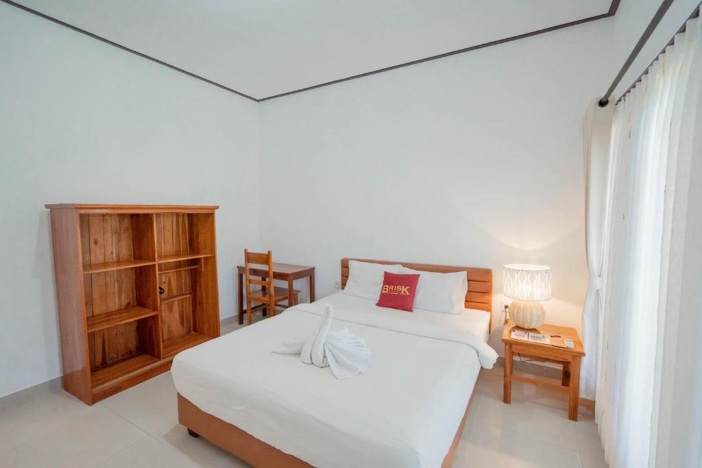 Postel nebo postele na pokoji v ubytování Brisk Homestay Uluwatu RedPartner