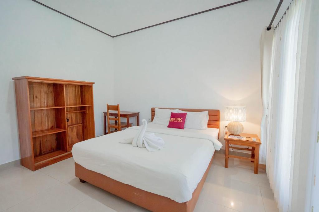 Postel nebo postele na pokoji v ubytování Brisk Homestay Uluwatu RedPartner