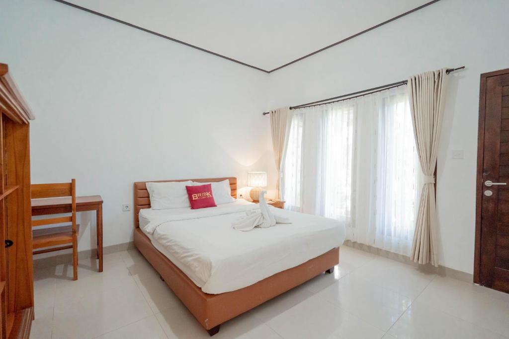 Postel nebo postele na pokoji v ubytování Brisk Homestay Uluwatu RedPartner