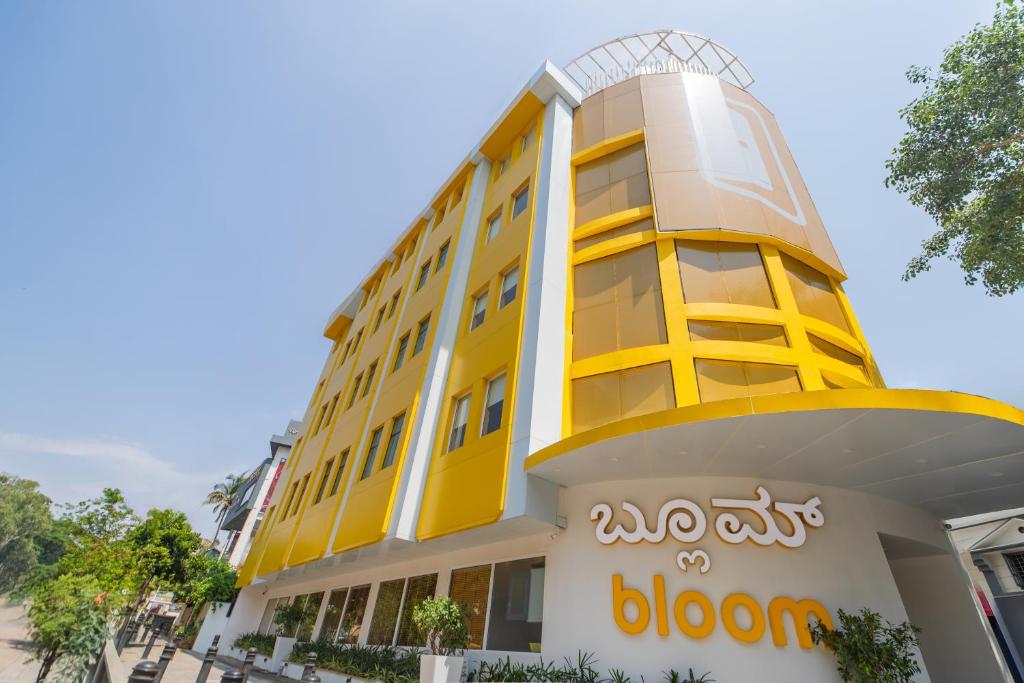 żółty budynek z zegarem na górze w obiekcie Bloom Hotel - Richmond Road w mieście Bengaluru