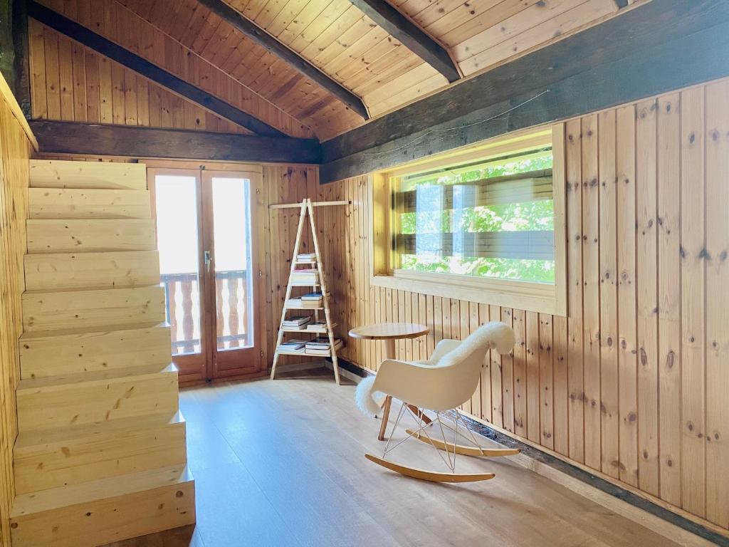 Foto sihtkohas Grône asuva majutusasutuse Eco Lodge with Jacuzzi and View in the Swiss Alps galeriist