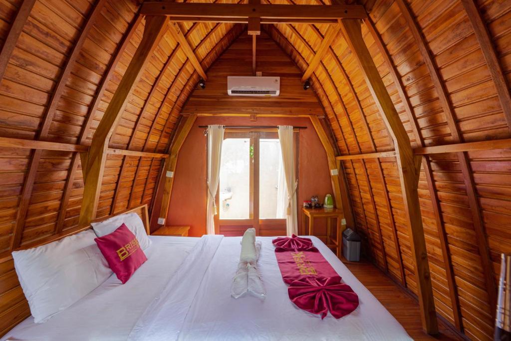 Postel nebo postele na pokoji v ubytování Brisk Homestay Uluwatu RedPartner